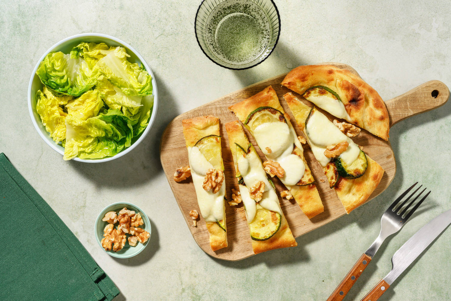 Pinsa alla mozzarella senza lattosio, salsiccia e zucchine