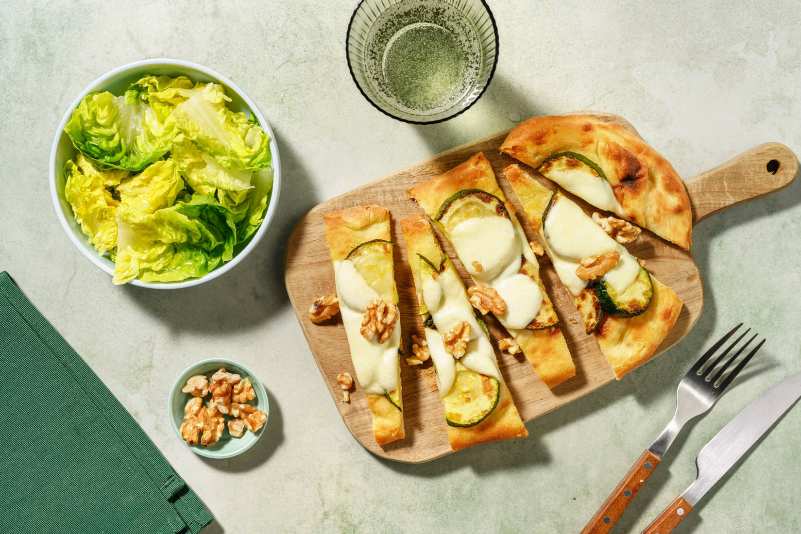 Pinsa fragrante alla mozzarella e zucchine