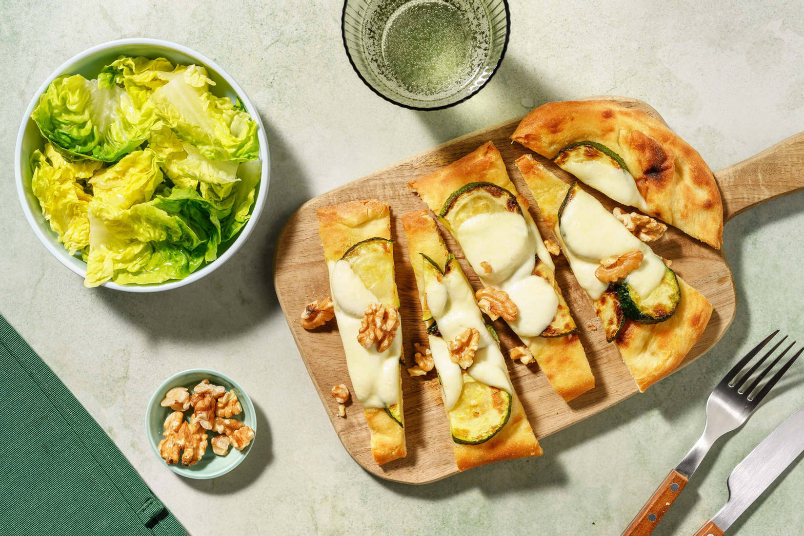 Pane naan fragrante alle zucchine e mozzarella