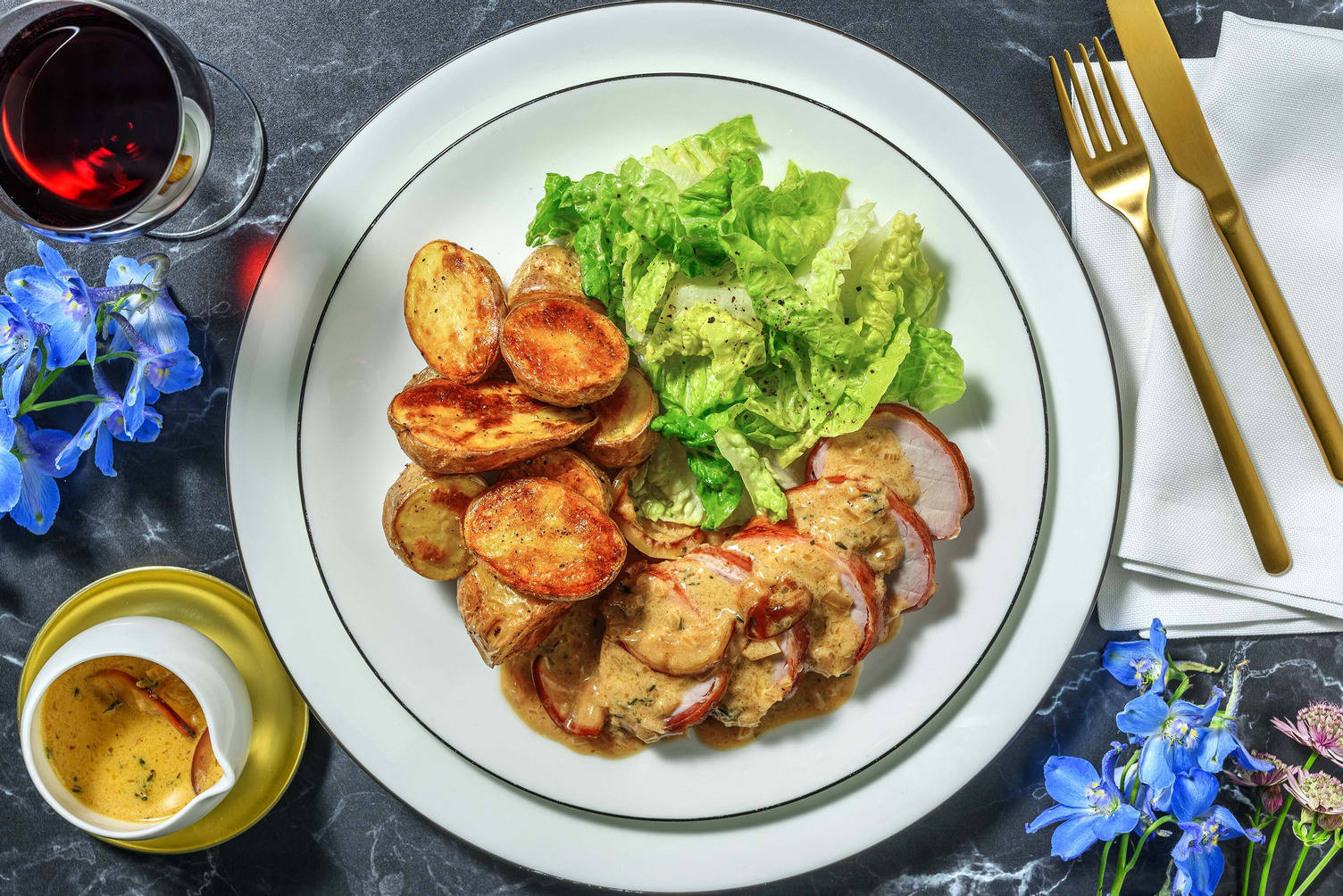 Baconsvøbt svinemørbrad à la normande