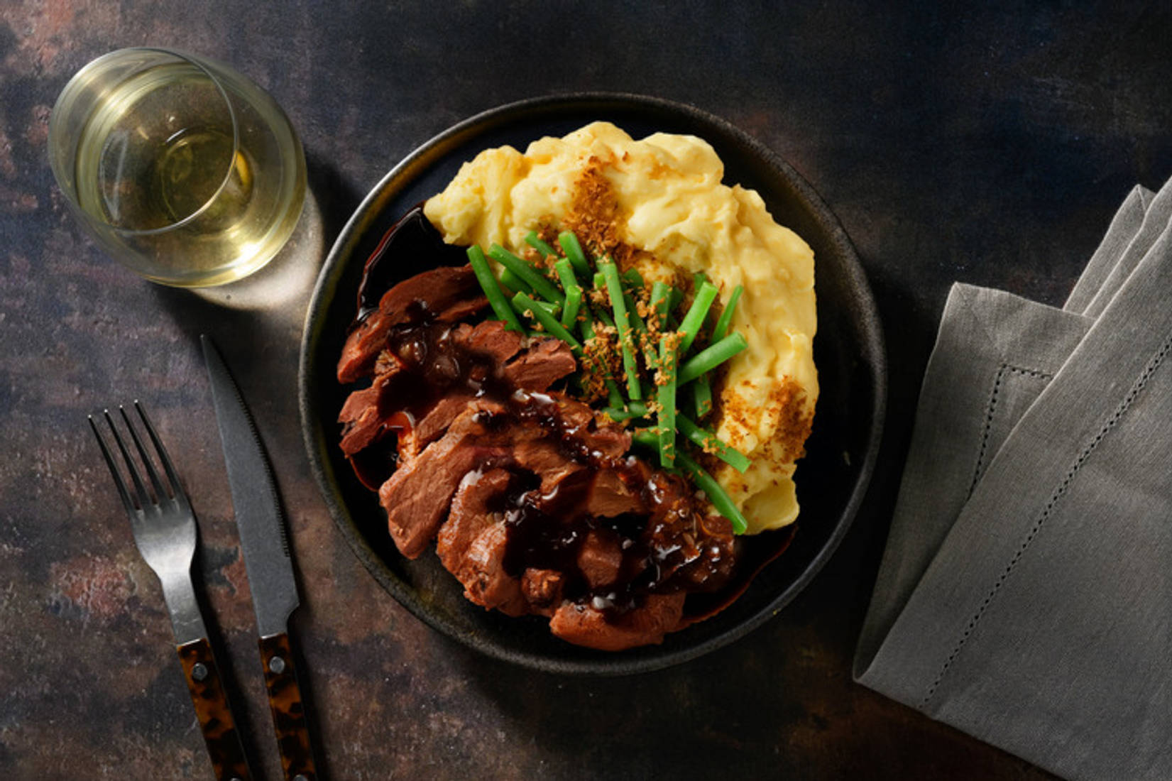 Veganes Steak von planted mit Pflaumensoße
