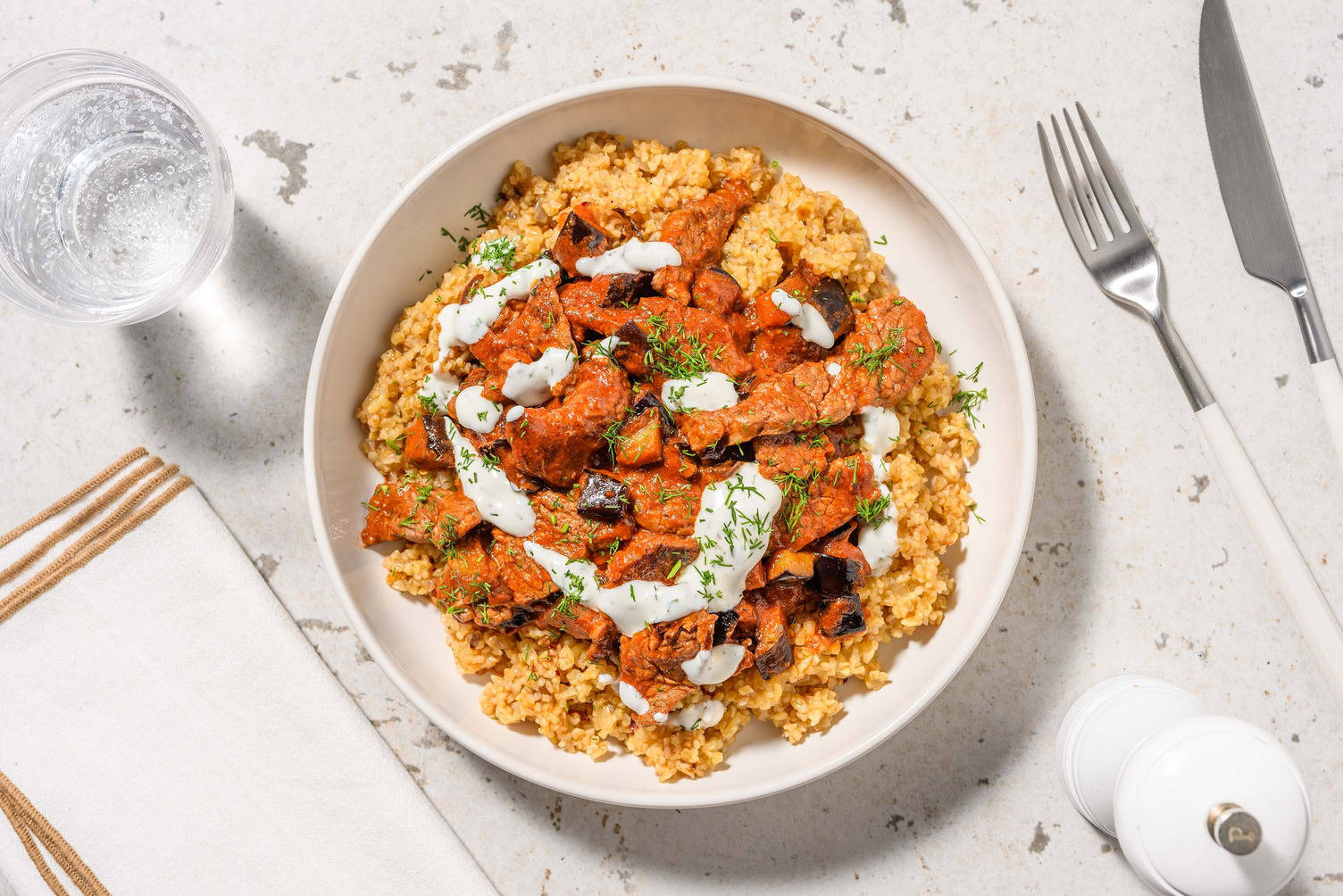 Biefstukreepjes met kruidige yoghurtsaus