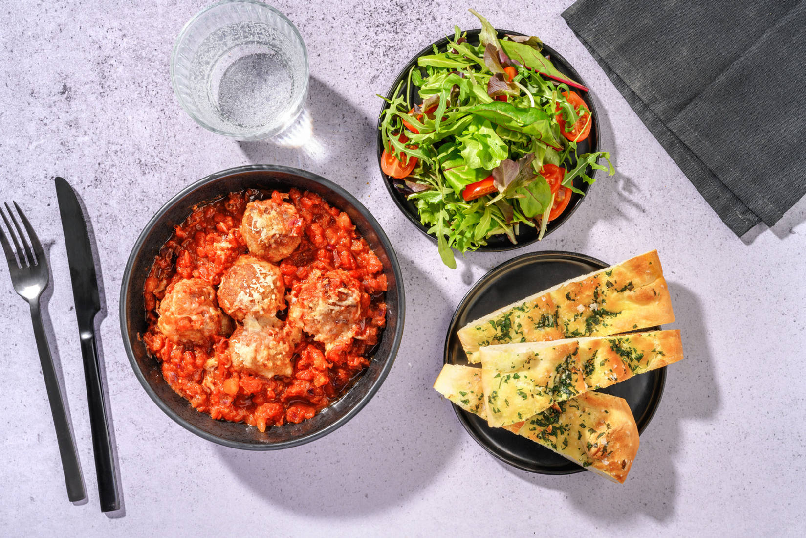 Gratinerte kjøttboller i tomatsaus