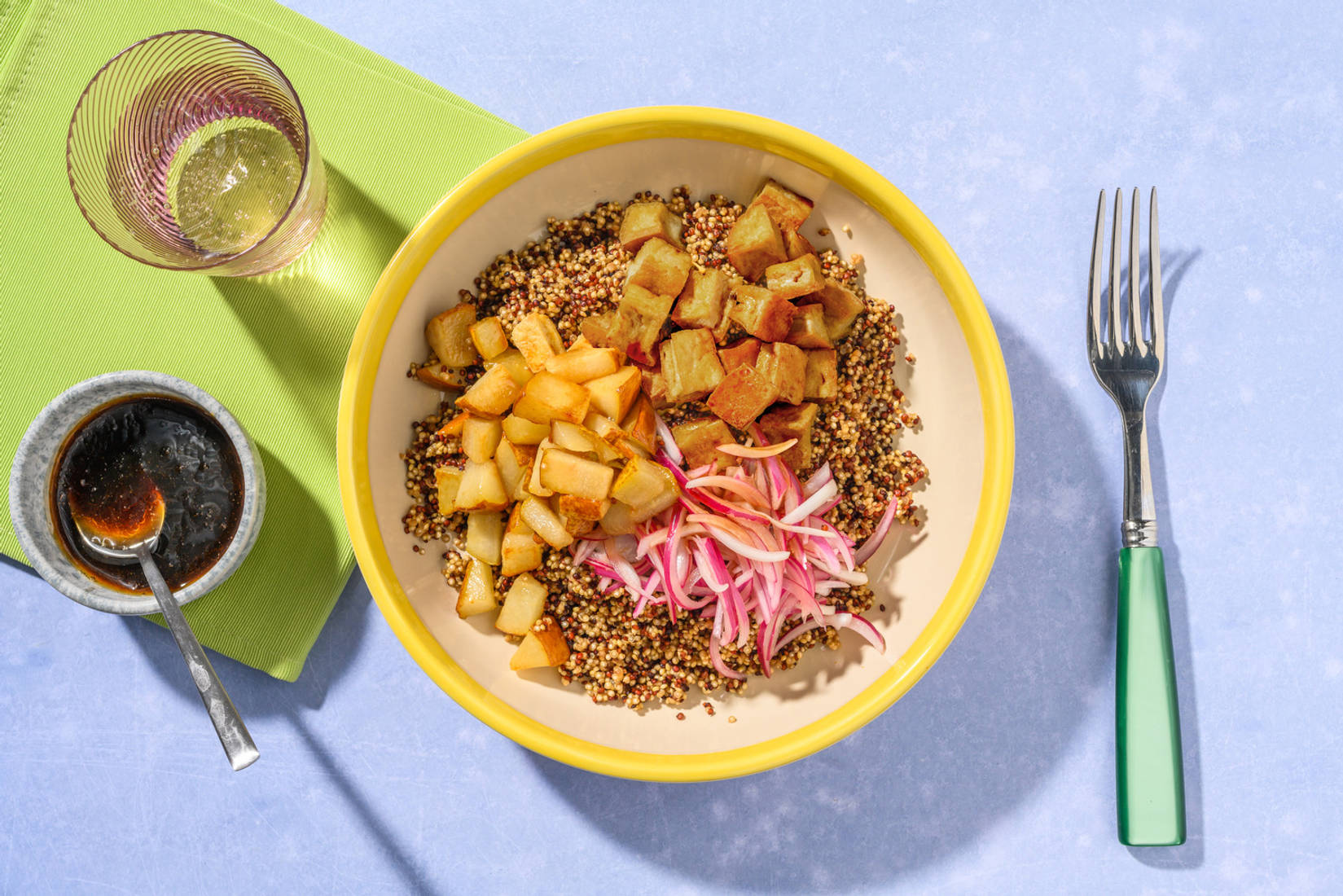 Bol exprés de tofu con pera caramelizada