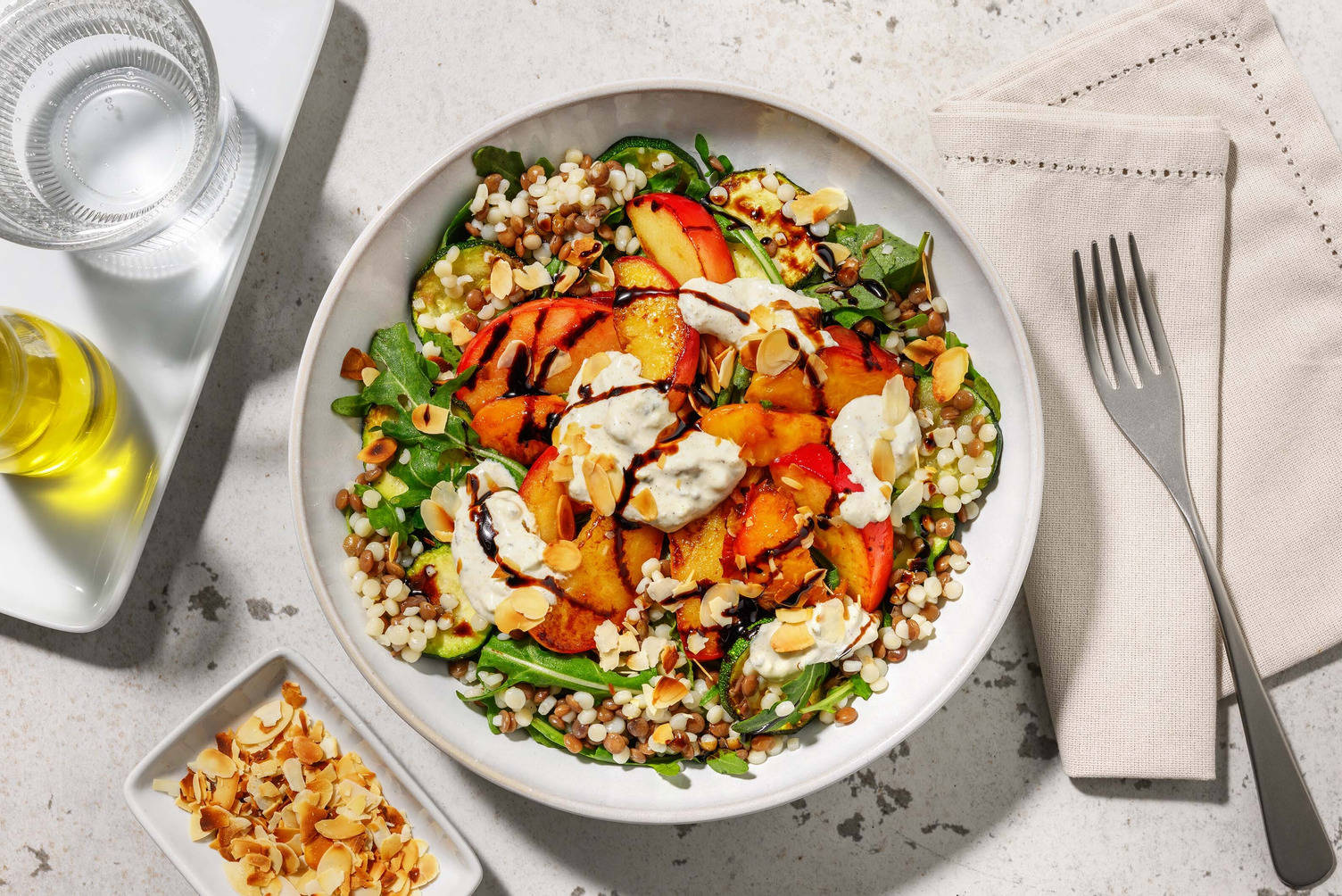 Salade de couscous perlé à la pêche et sauce crémeuse à la feta