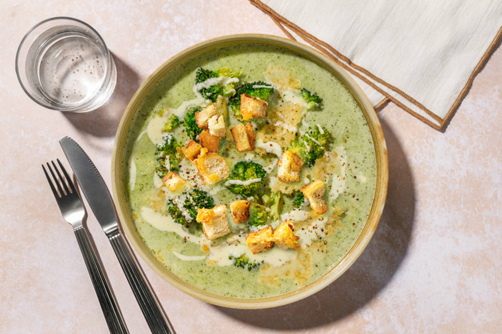 Crema verde de brócoli con crujiente de pecorino