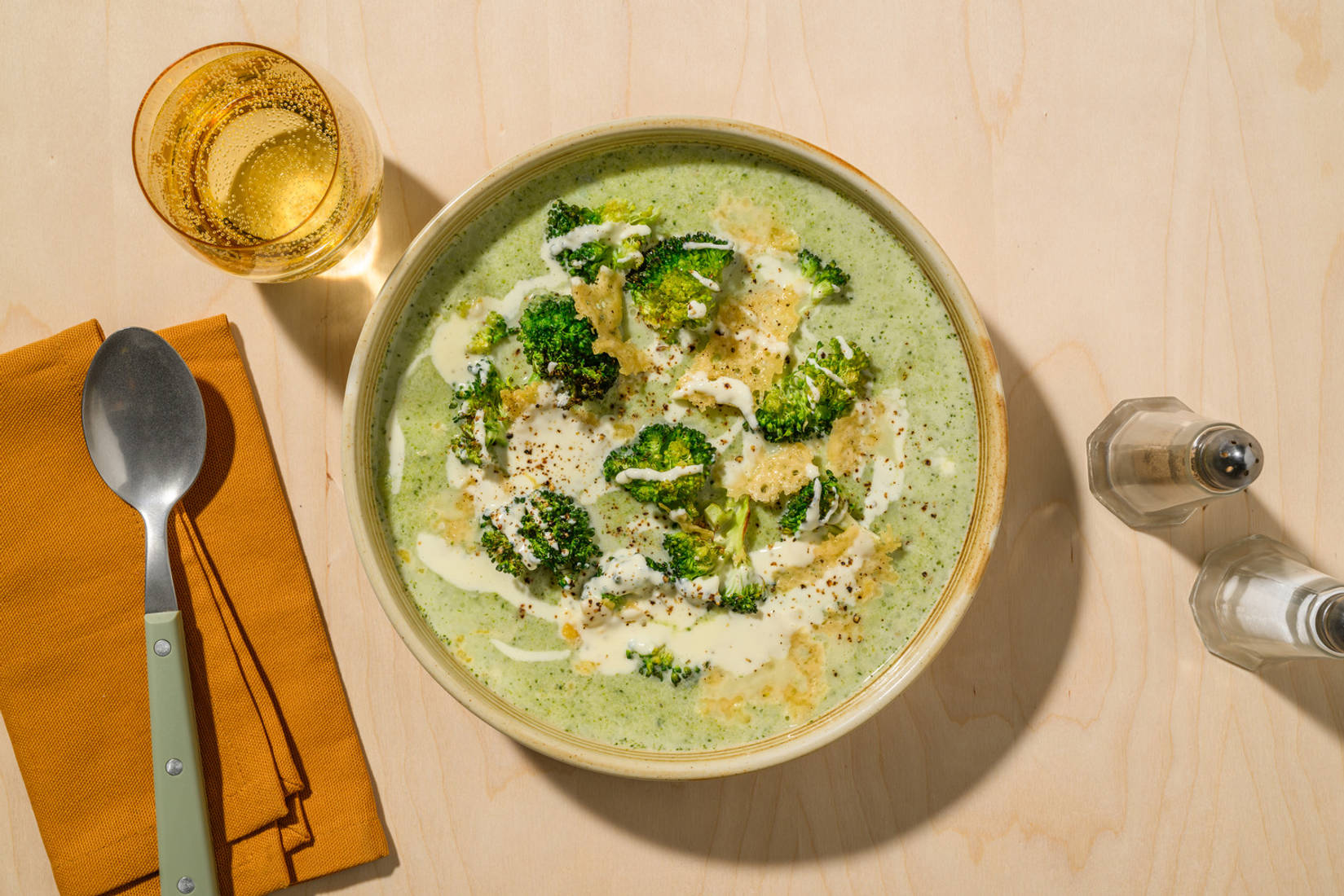 Crema de brócoli con crujiente de pecorino