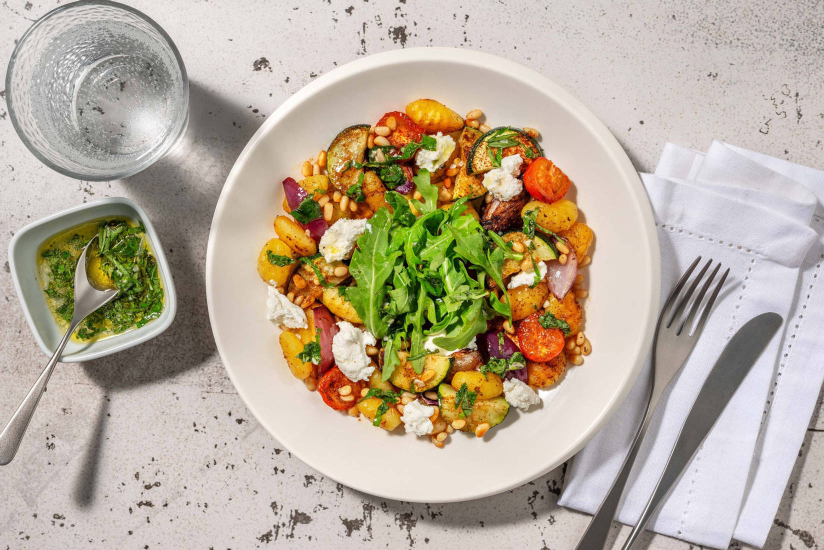 Medelhavskryddad gyllenrostad gnocchi med extra lax