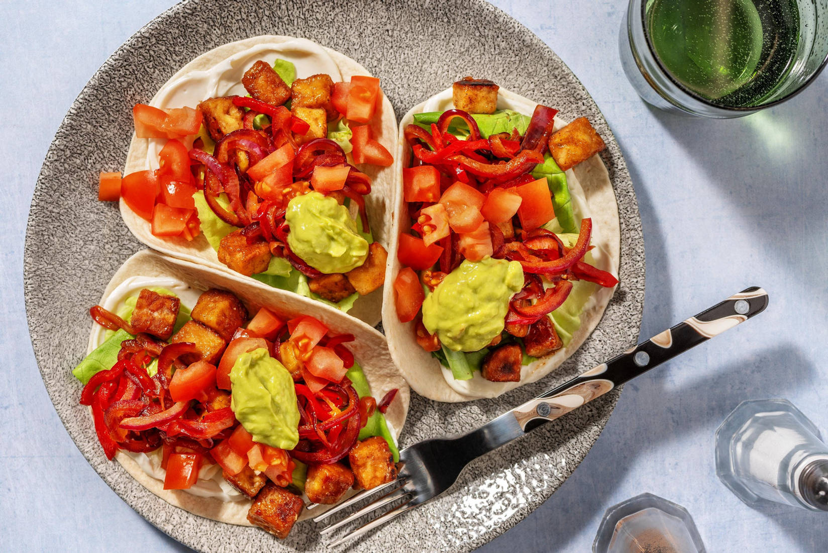Wraps au tempeh laqué et dip d'avocat