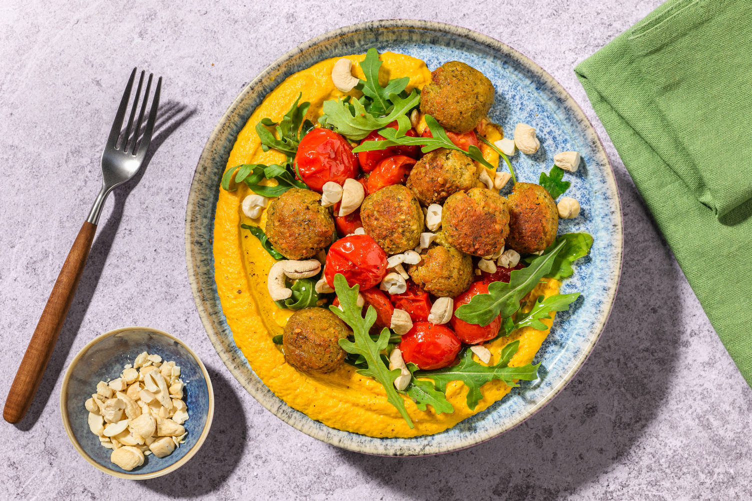 Falafel vegani su crema di carote alla tahina