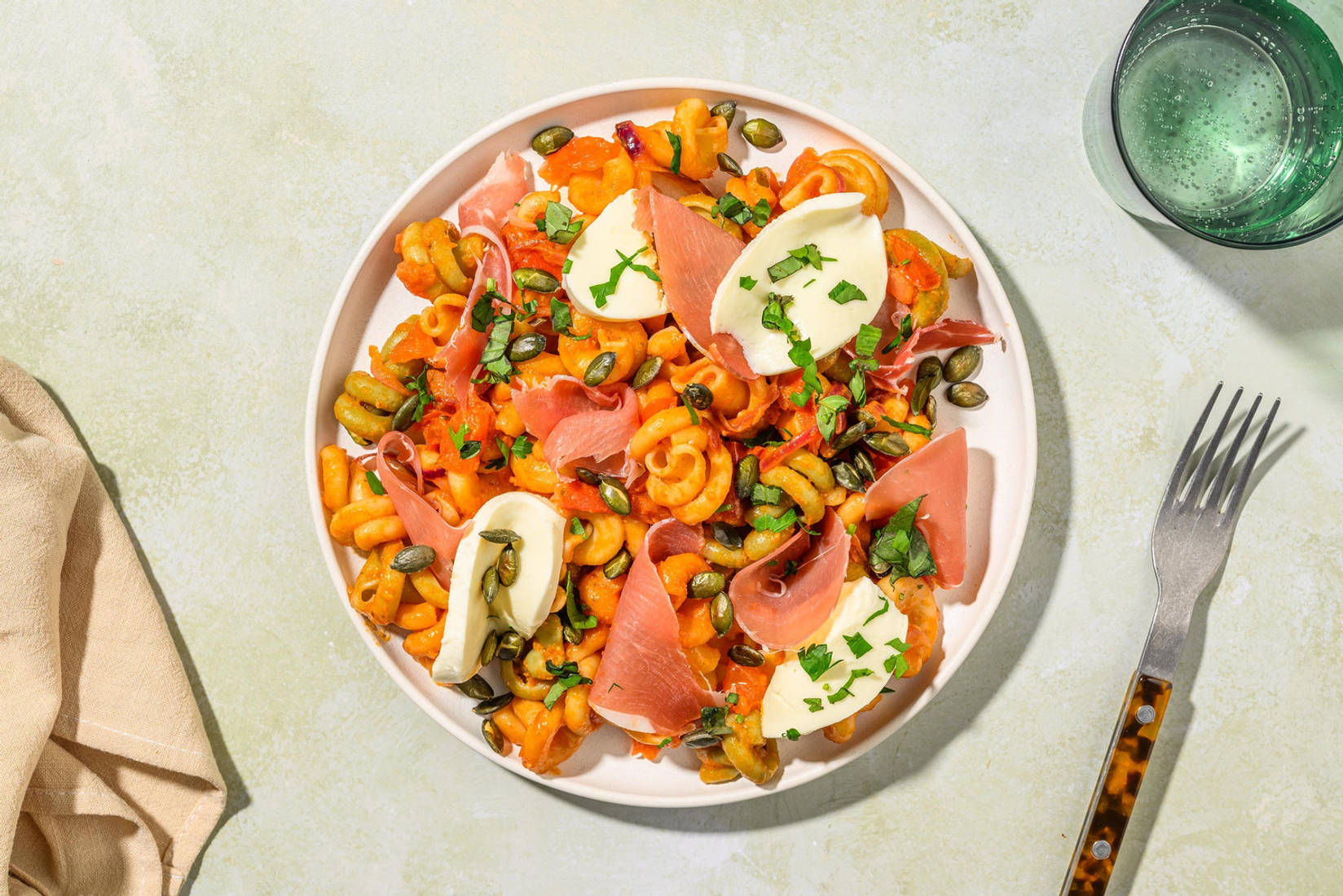 Pâtes caprese garnies de jambon serrano