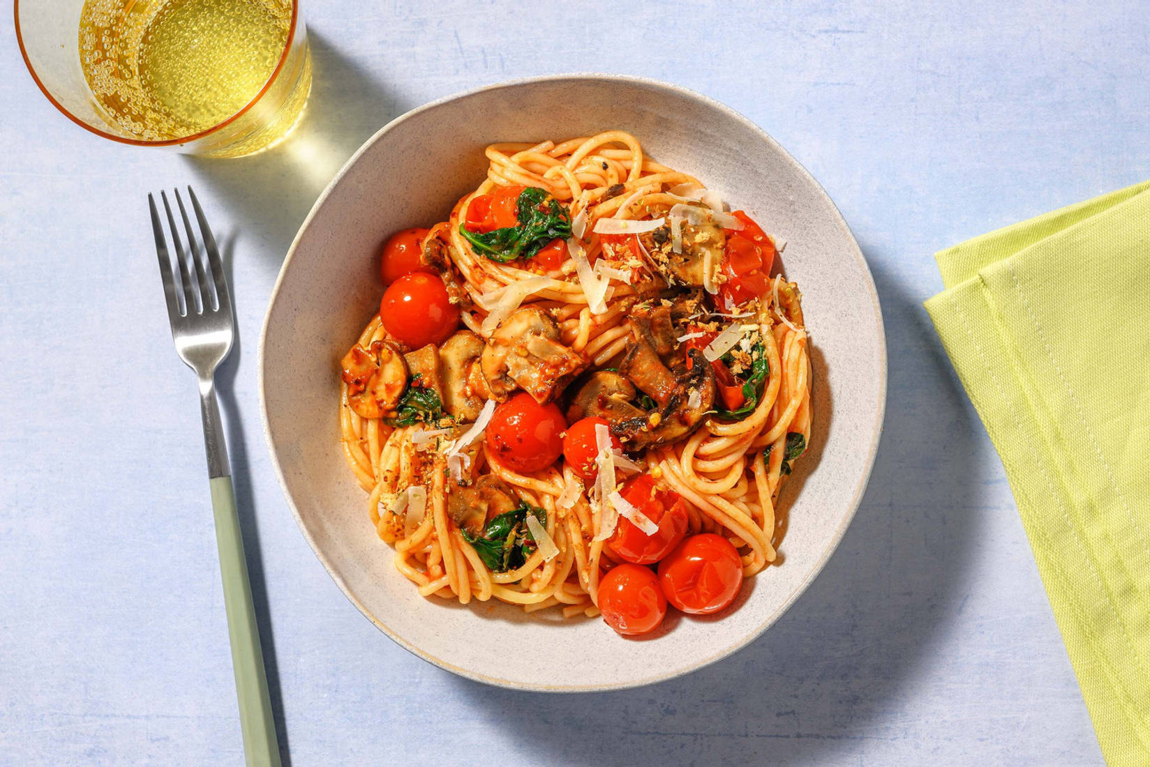 Spaghetti aux miettes de fromage et champignons