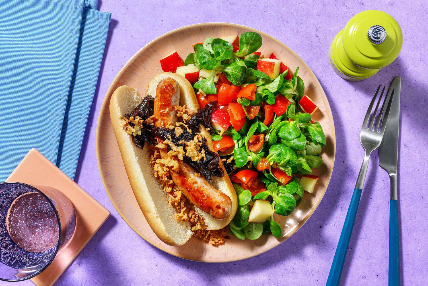 Pain façon hot-dog et salade de pomme