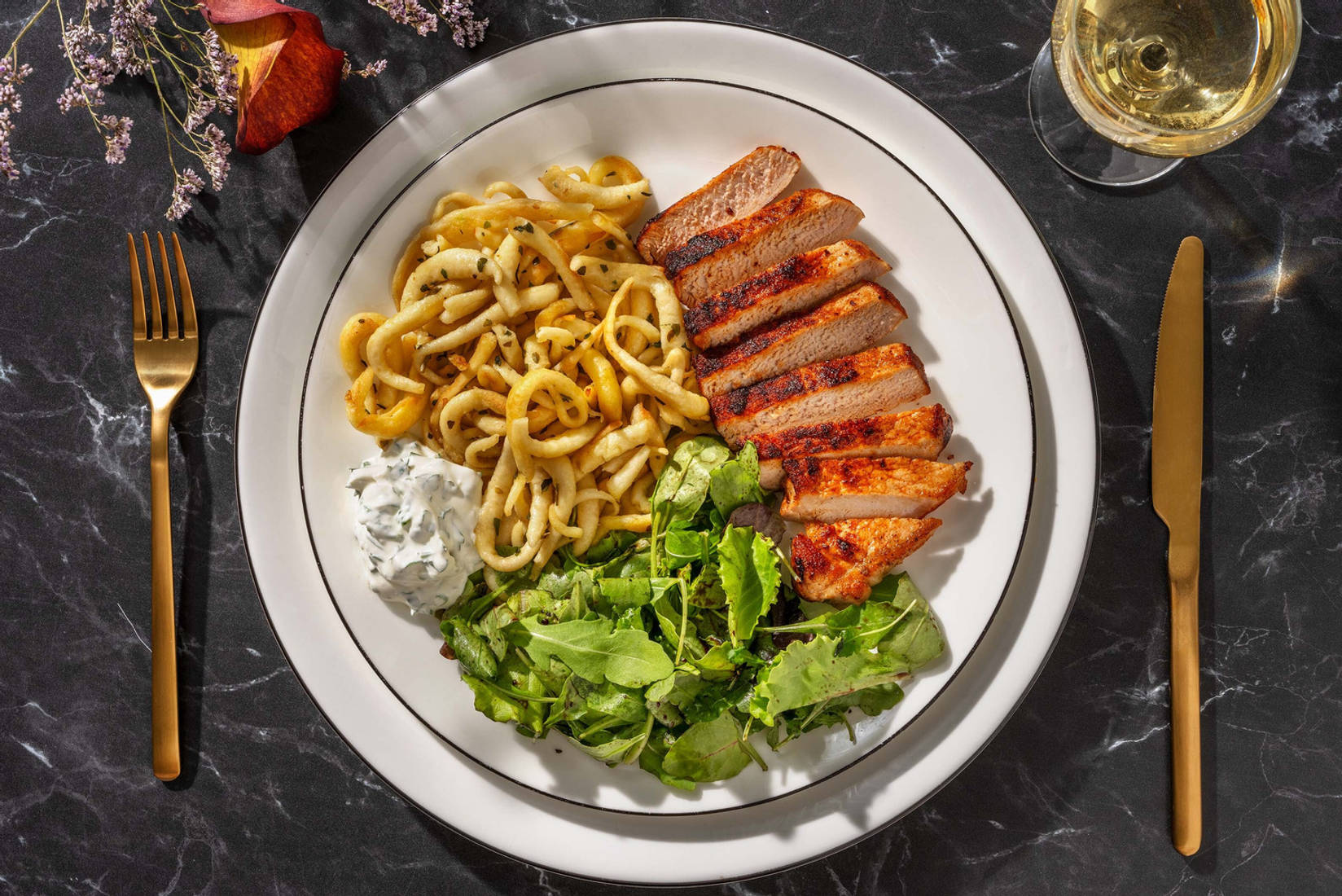 Schweinelachssteak auf Kräuterbutter-Spätzle