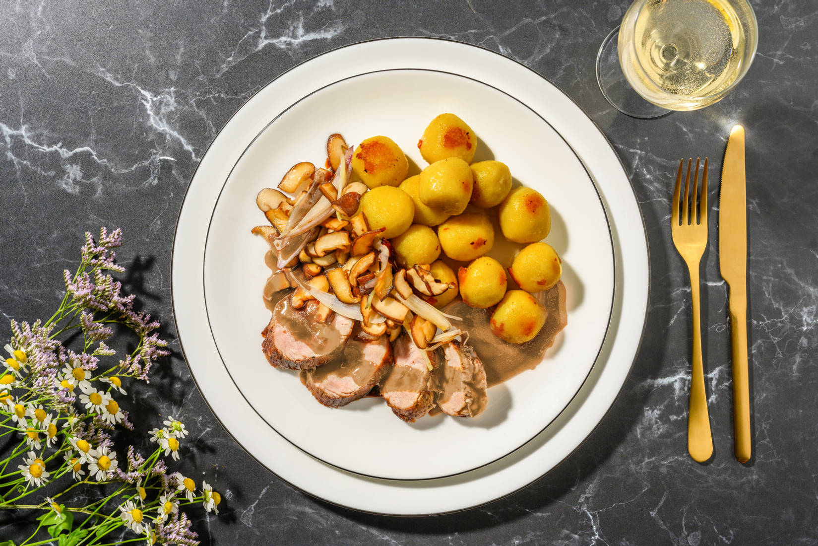 Solomillo de cerdo al romero con gnocchis trufados