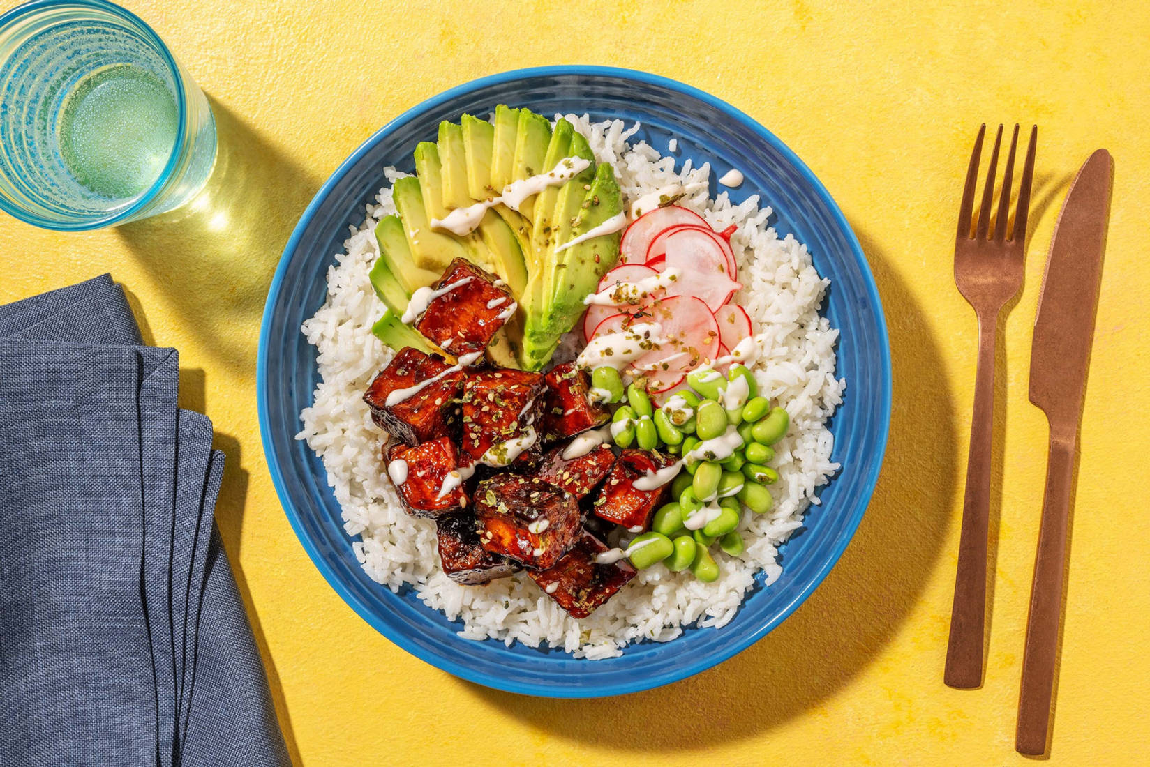 Pokébowl met sticky tofu, avocado en sojabonen