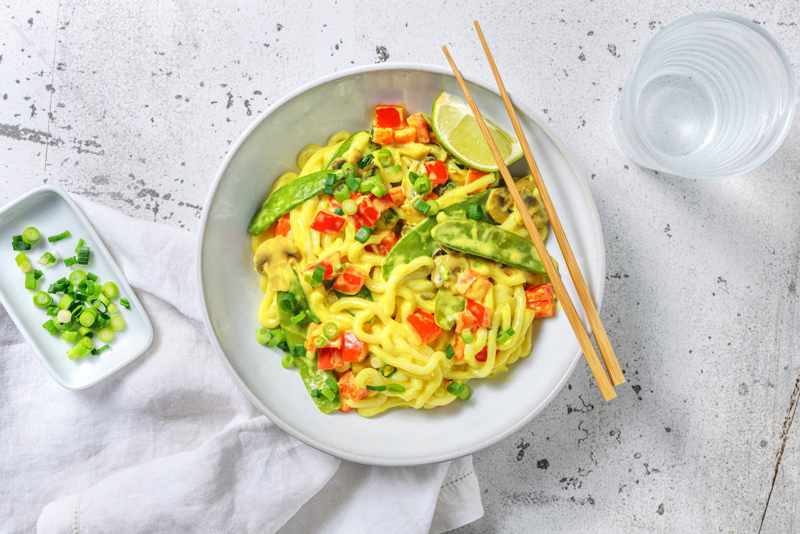 Nouilles au curry jaune, champignons & mange-tout 