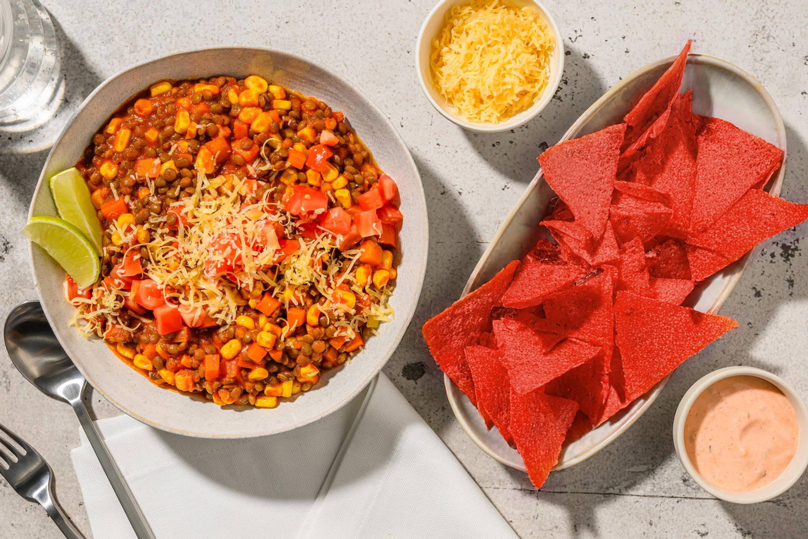 Mexicaans gekruide linzenstoof met bieten-tortillachips