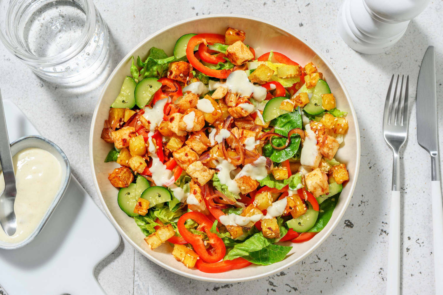 Würfelsalat mit Harissa-Grillkäse 