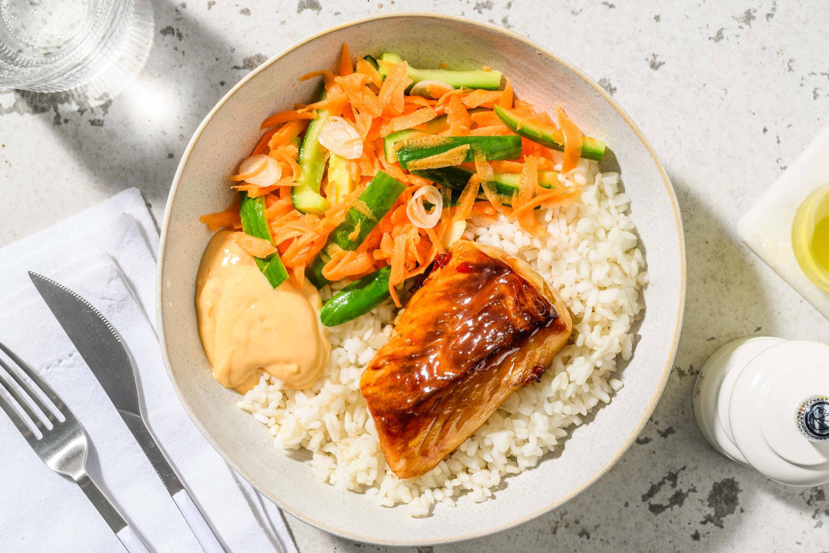 Japanische Bowl mit glasiertem Seelachs