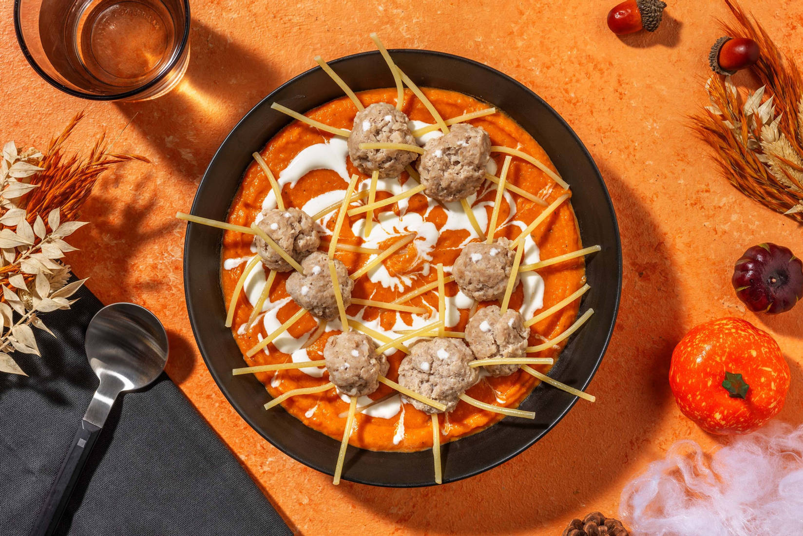 Halloweensoep met spinnenballetjes