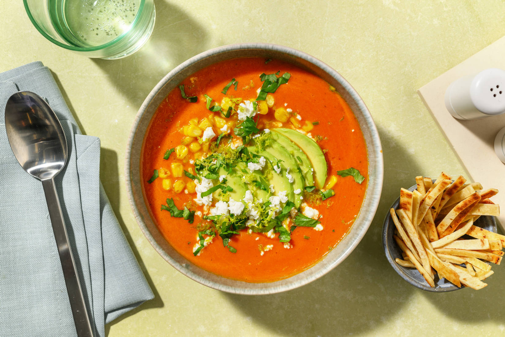 Soupe de tomate, maïs grillé & avocat