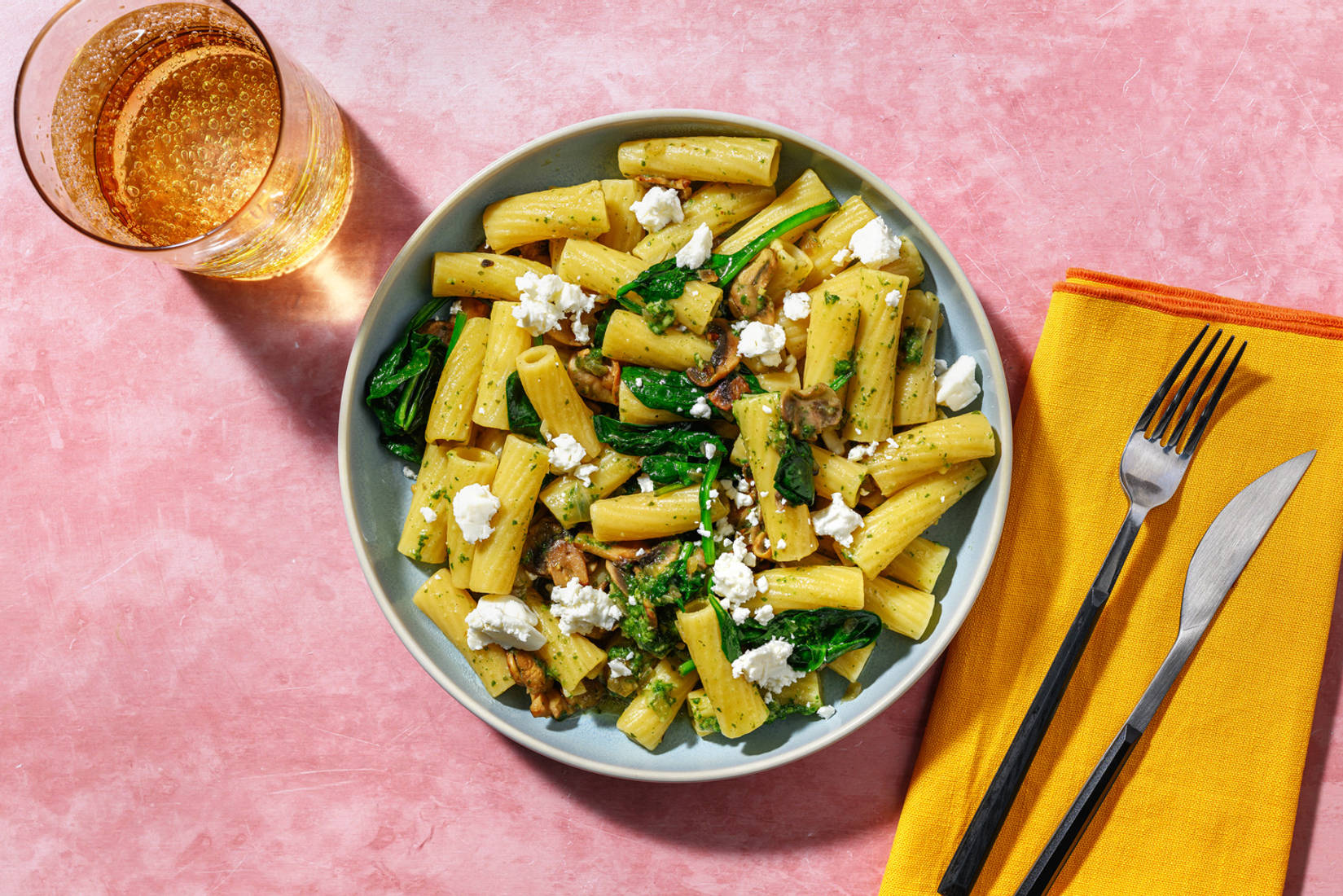 Rigatoni chèvre-épinards au pesto verde