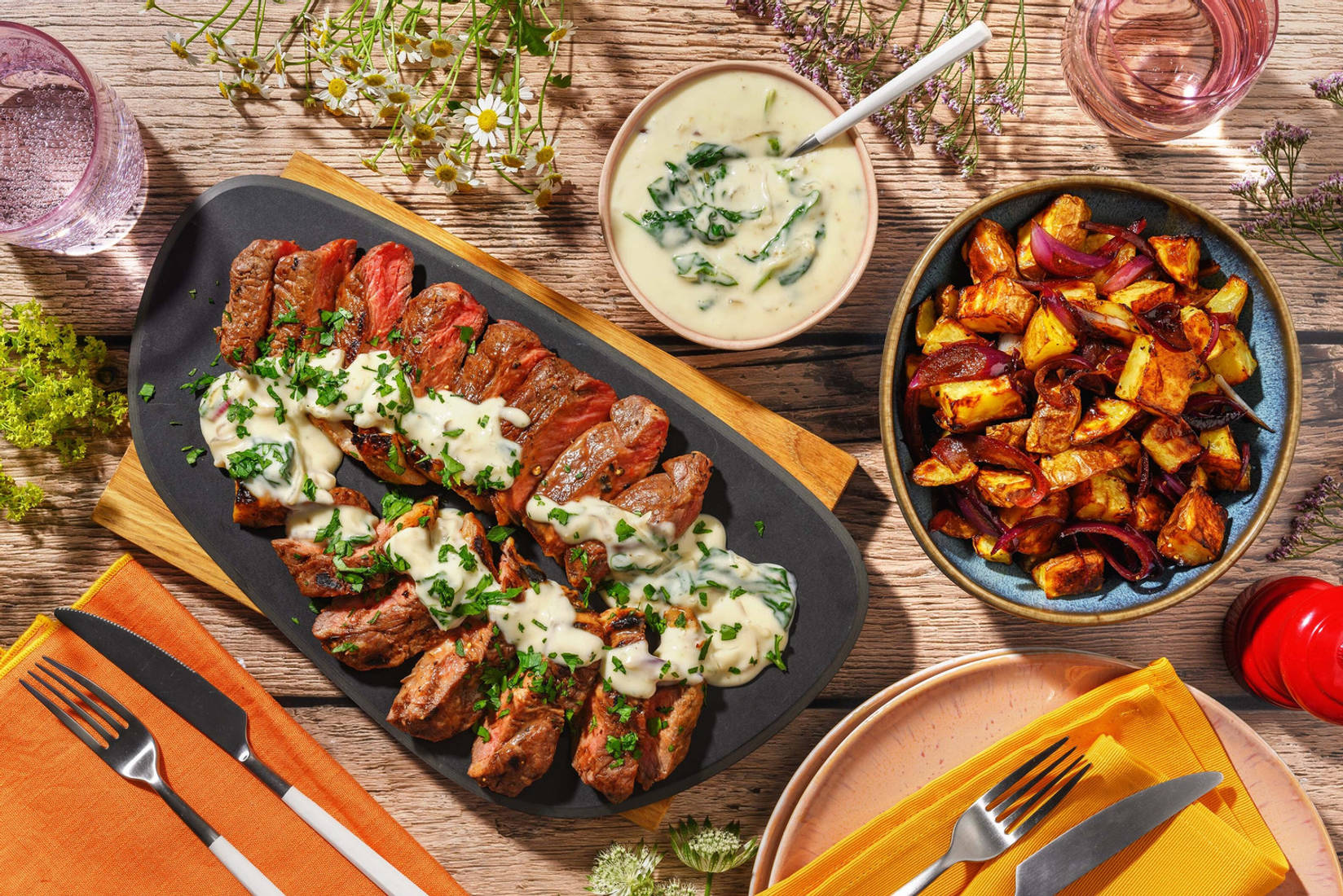 Grillad rumpstek och krämig spenatsås