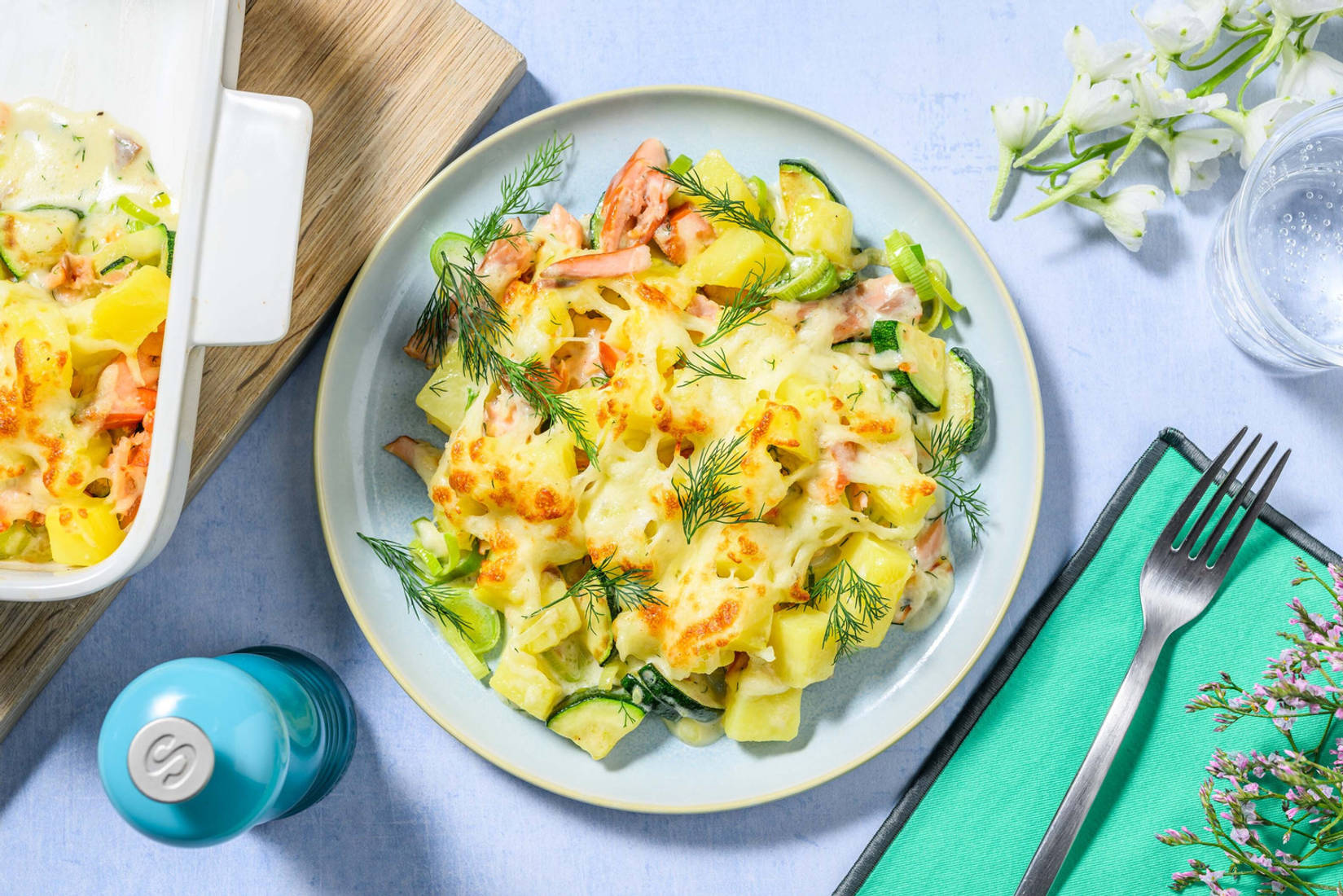 Romige aardappelschotel met warmgerookte zalm