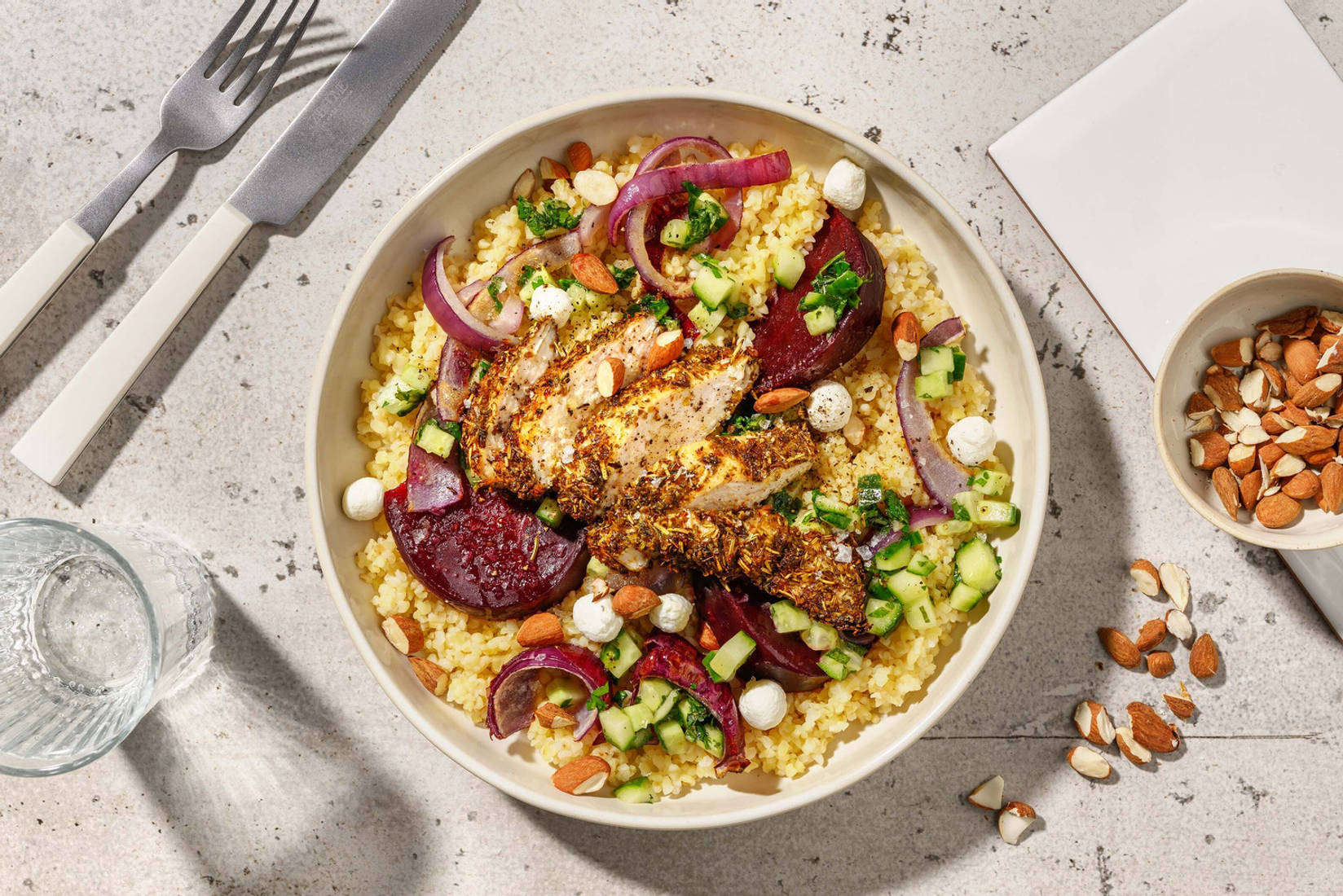 Bulgursalade met kipfilet en geroosterde bietjes