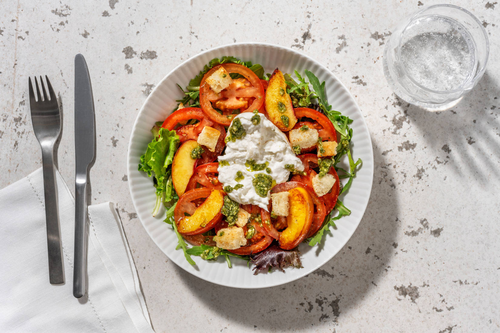 Salade légère nectarine, tomate & burrata