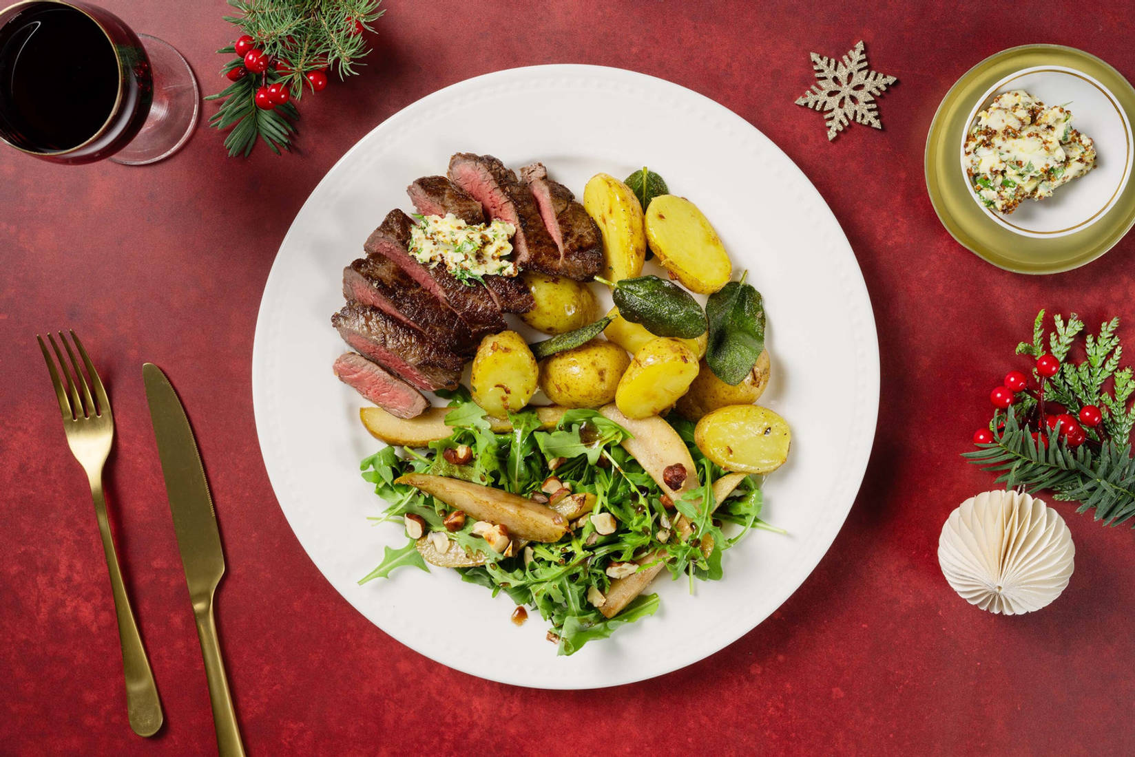 Hirschsteak mit Senfbutter und Salbeikartoffeln