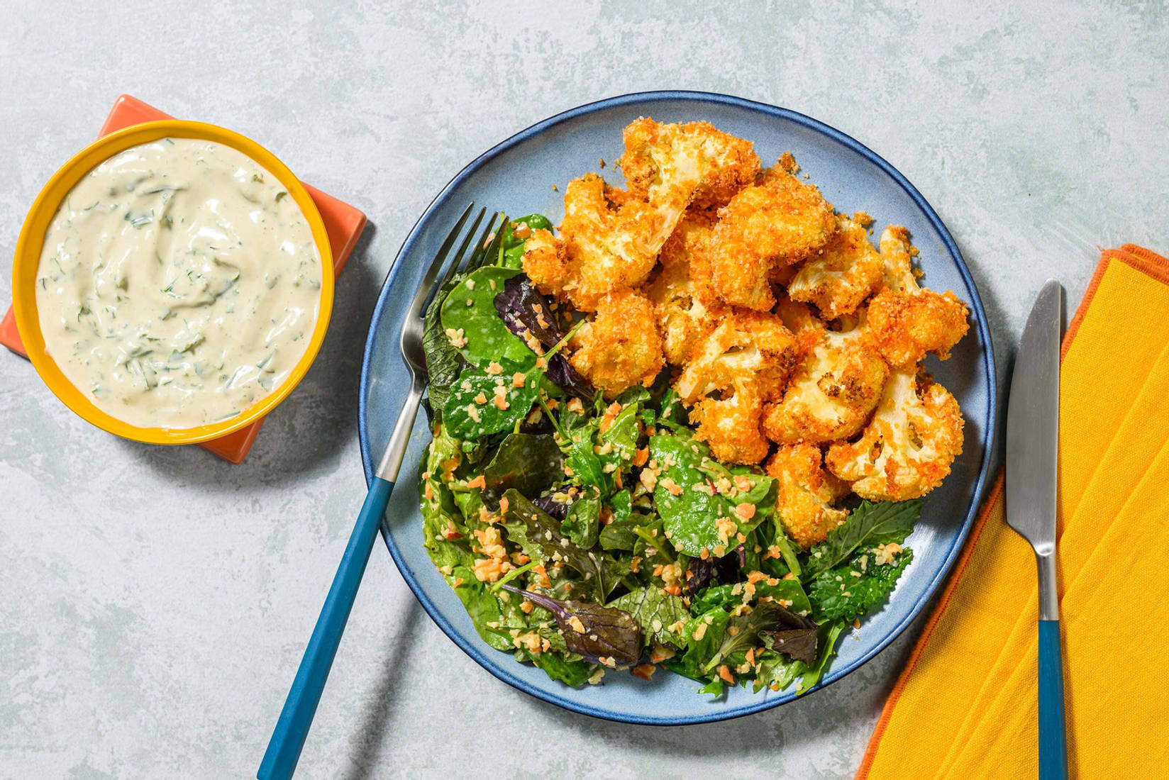 Panierter Blumenkohl mit Kräuterdip 