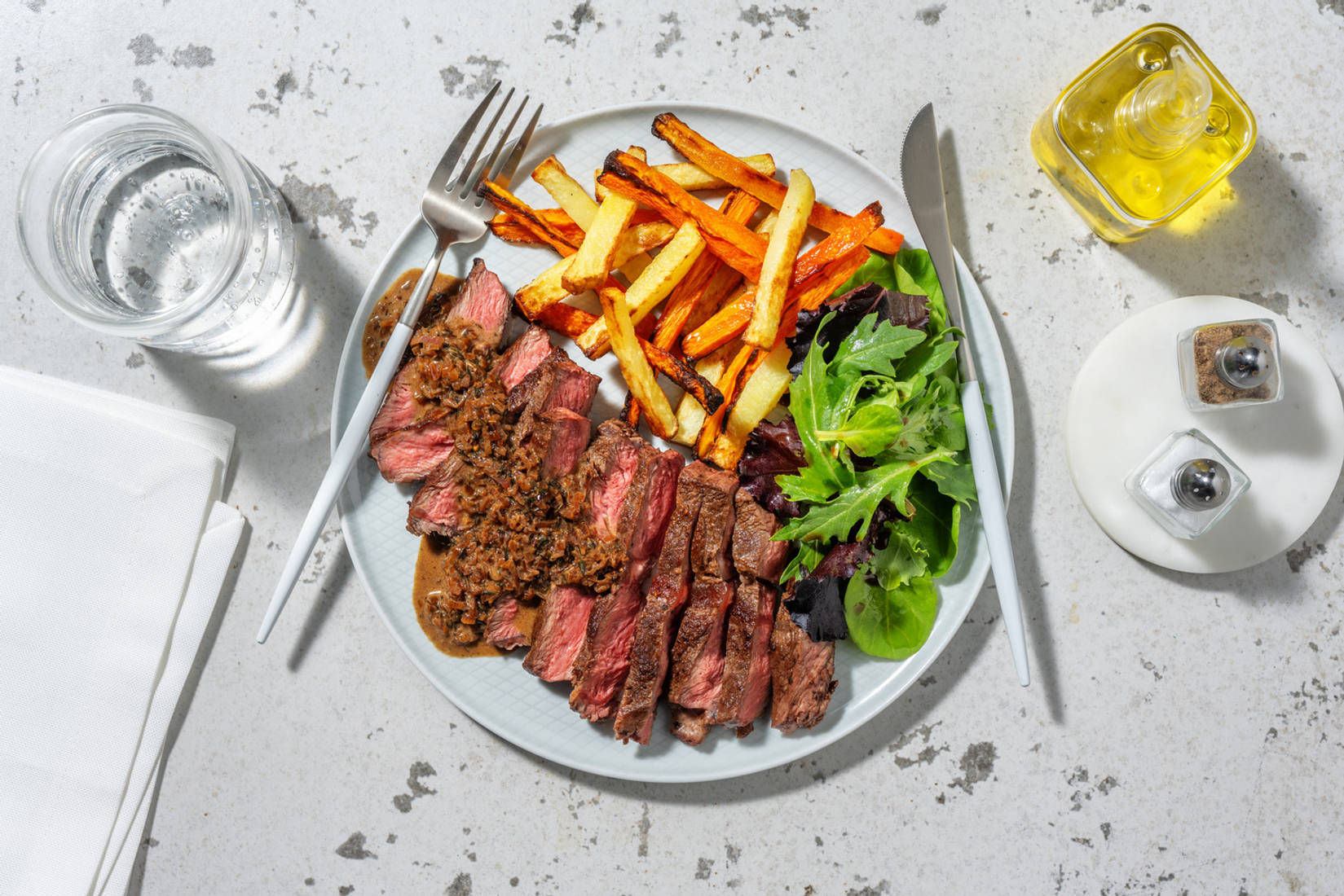 Pavé de bœuf, frites de légumes & salade
