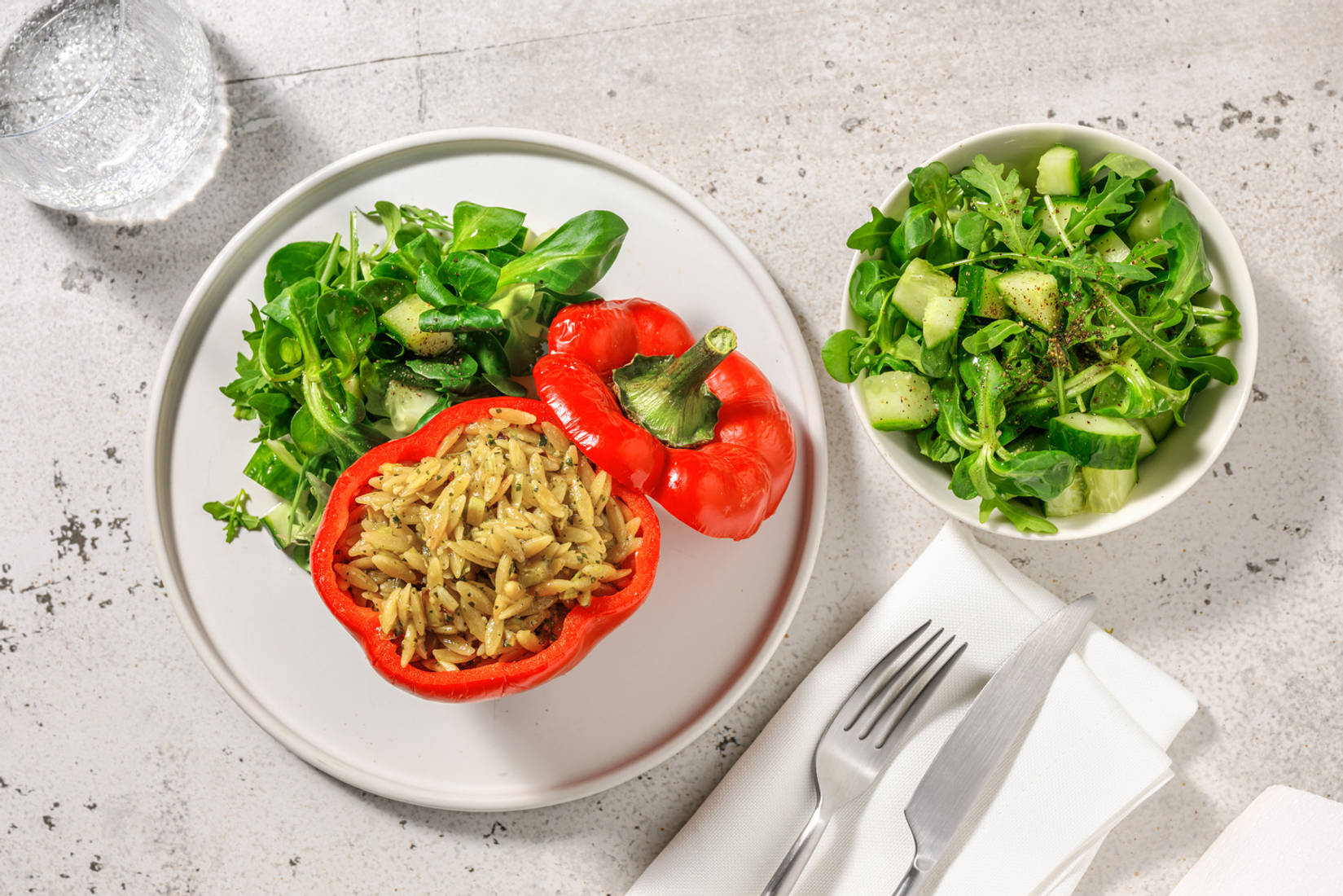 Poivron farci à l'orzo, basilic & fromage