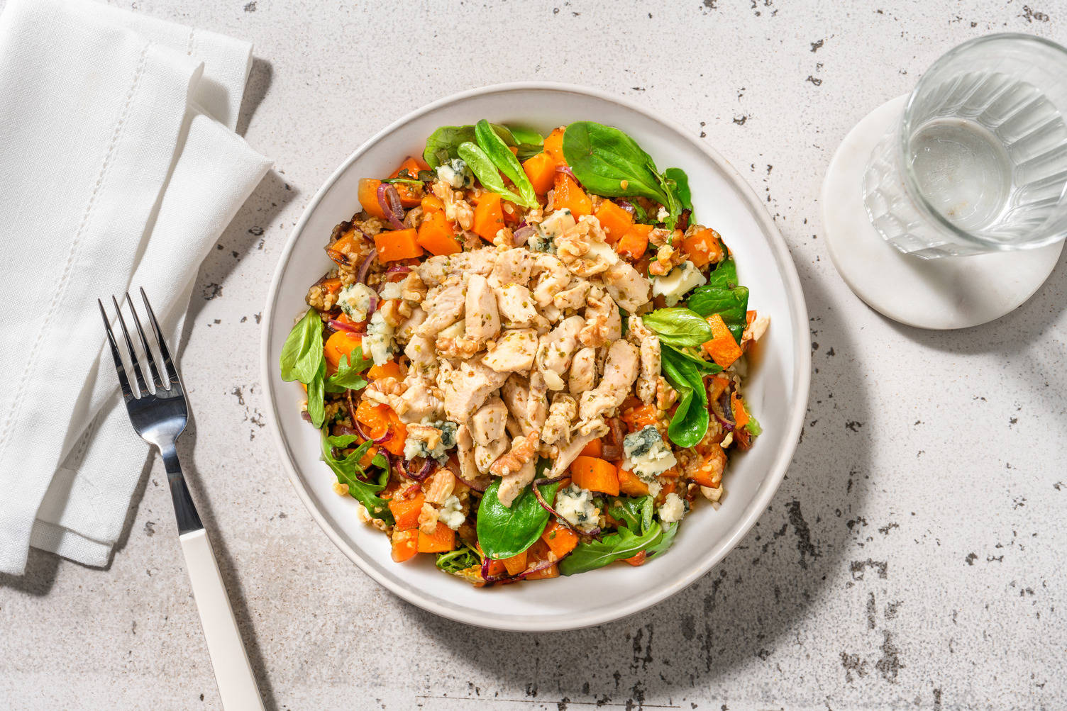 Salade de saison au poulet, courge & bleu