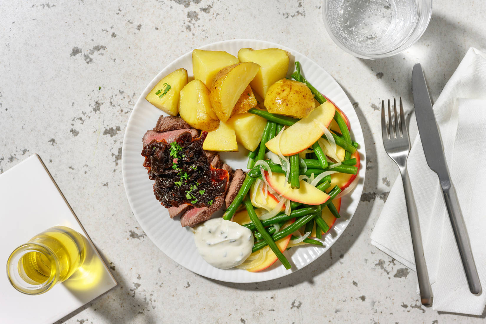 Weiderindsteak mit Zwiebel-Chutney-Haube