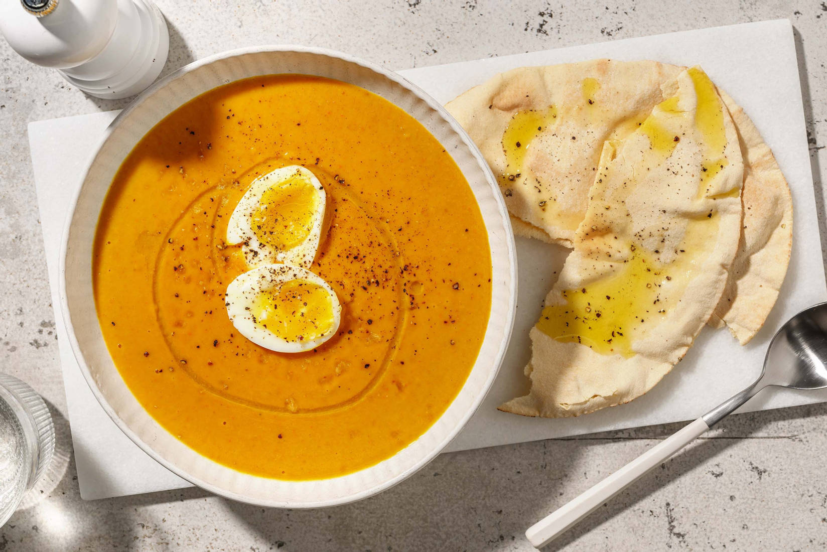 Pompoen-pindasoep met gekookt ei