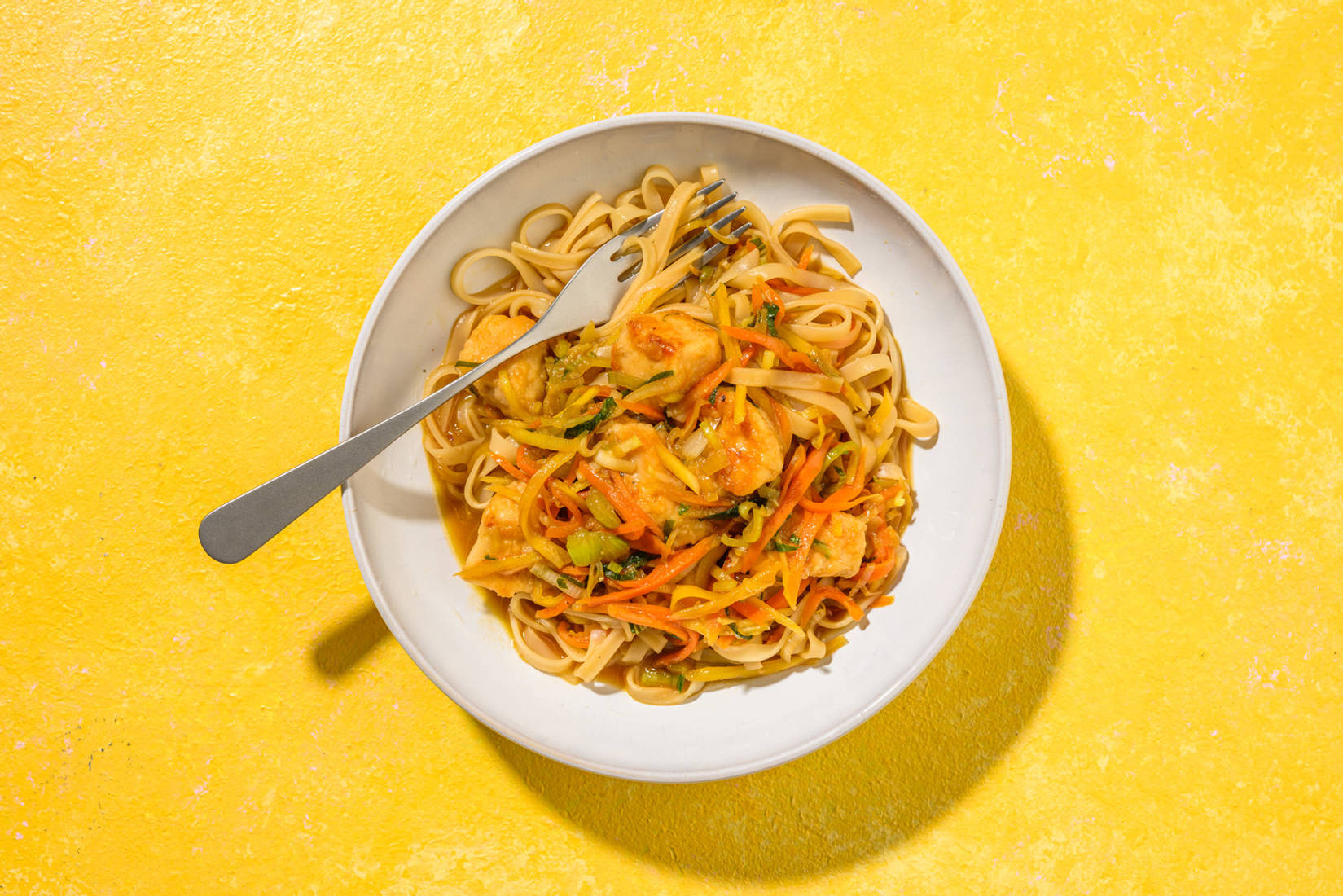 Nouilles de riz, dinde & légumes sautés