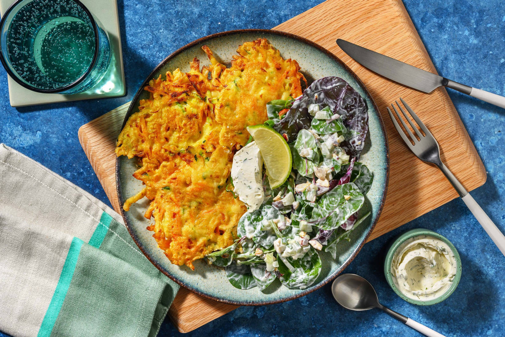 Zucchetti-Käse-Puffer mit Petersilien-Dip