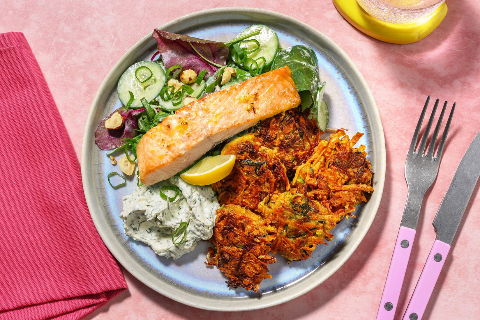 Zucchini-Käse-Puffer mit extra Lachsfilet