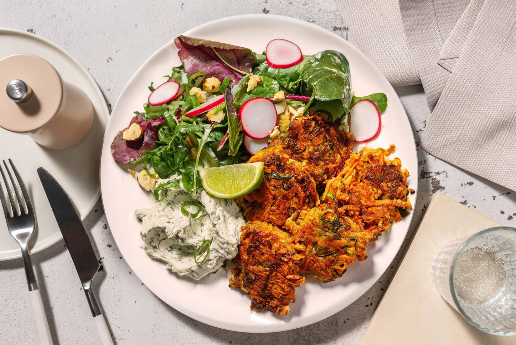 Zucchini-Käse-Puffer mit Petersilien-Dill-Dip