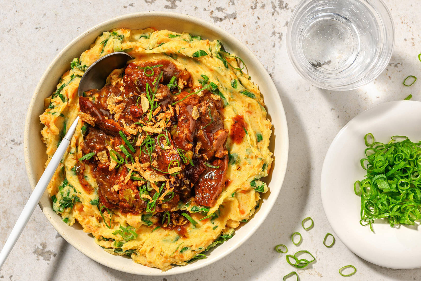 Koreaanse stijl stamppot met sticky veggie runderstukjes