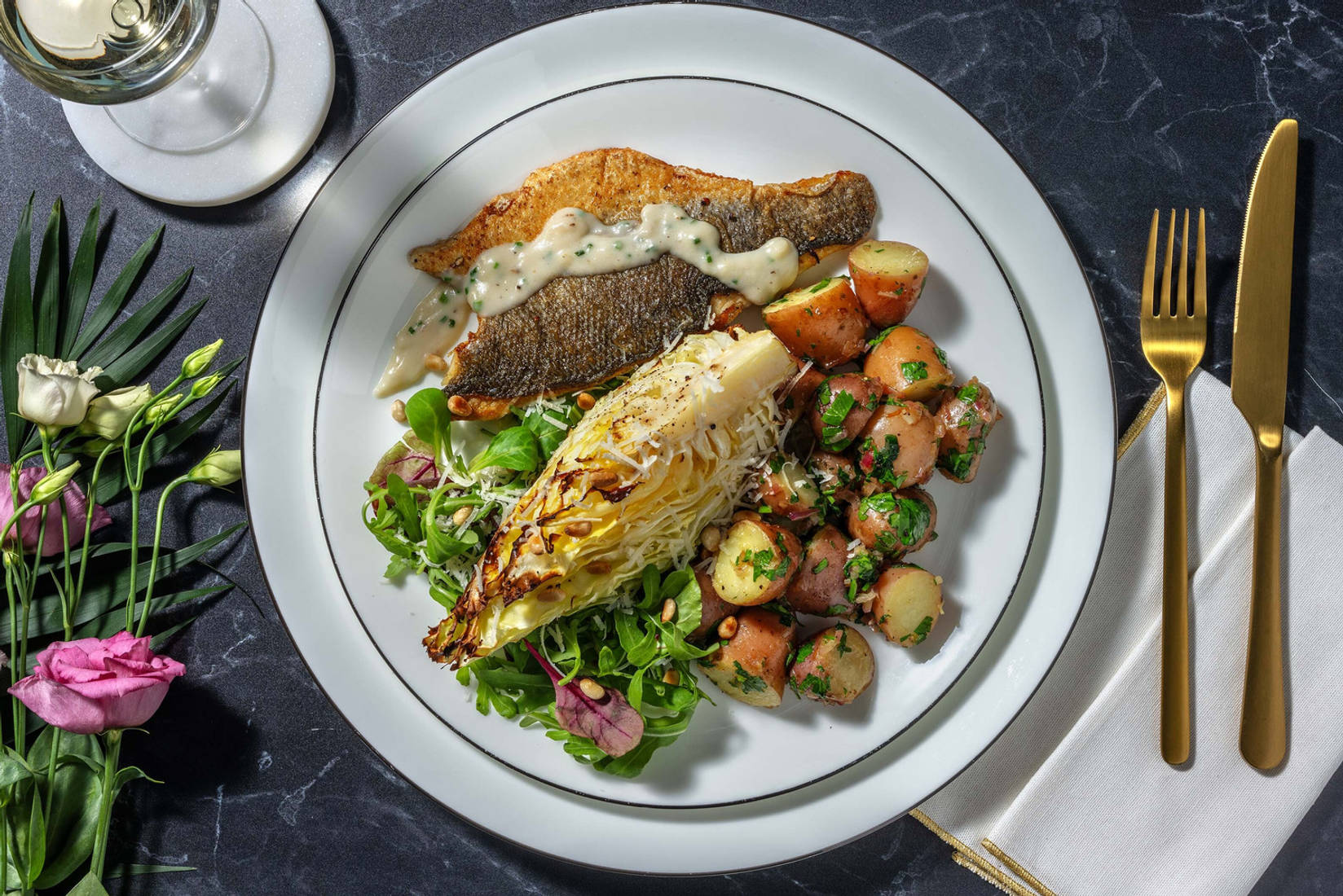 Pannstekt havsabborre och gräslöks-mornaysås