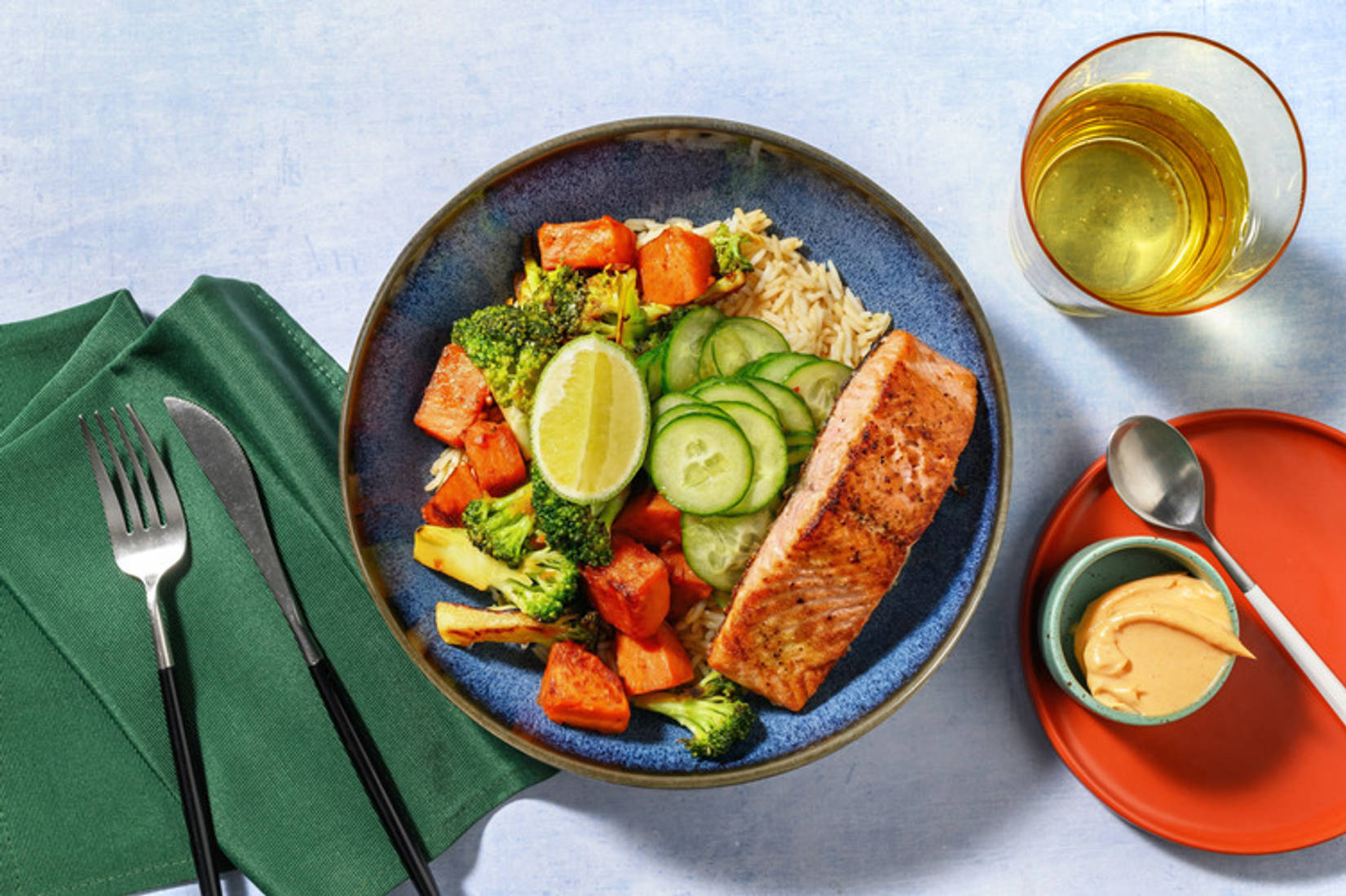 Reis-Bowl mit scharfem Brokkoli und extra Lachsfilet