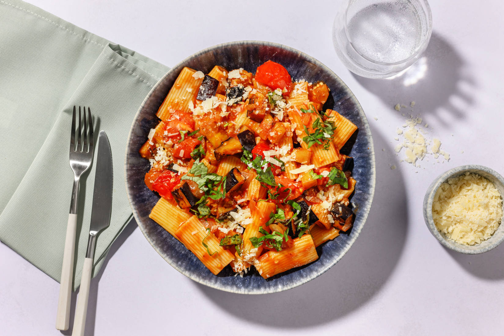 Rigatoni alla norma met Parmigiano Reggiano