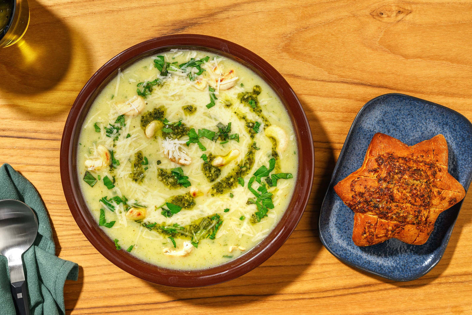 Soupe de brocoli garnie de fromage et herbes fraîches