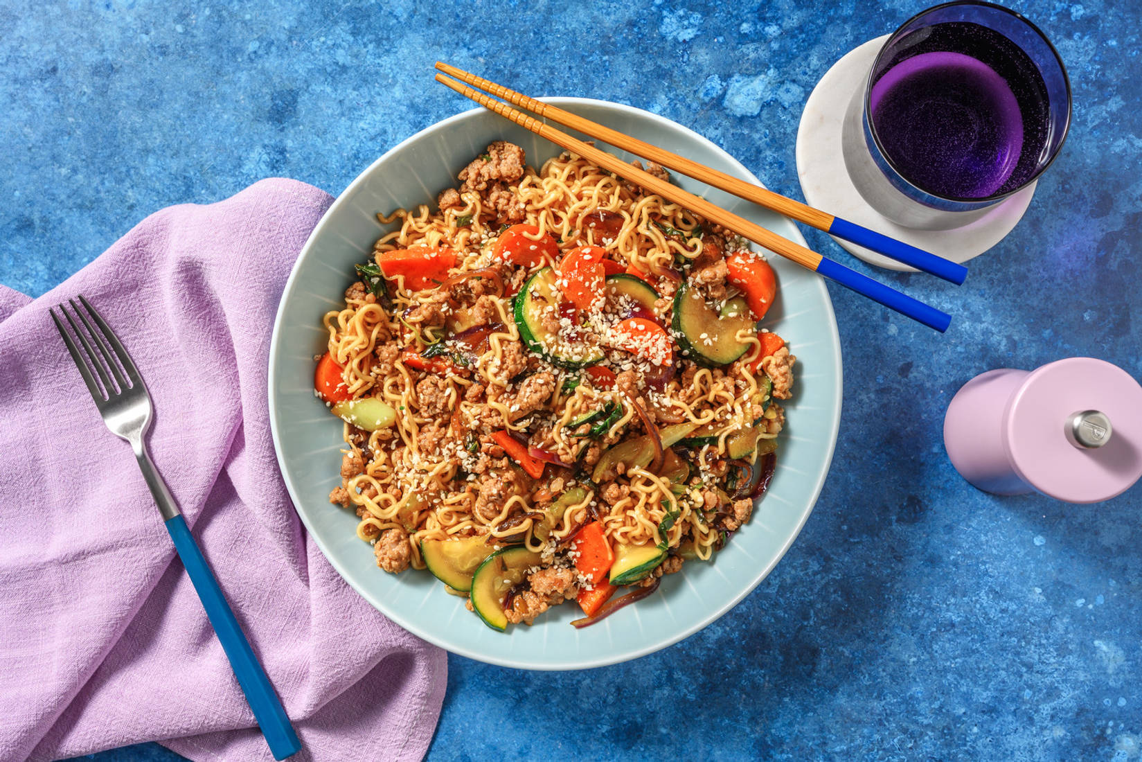 Sauté au poulet haché, nouilles et pak-choï