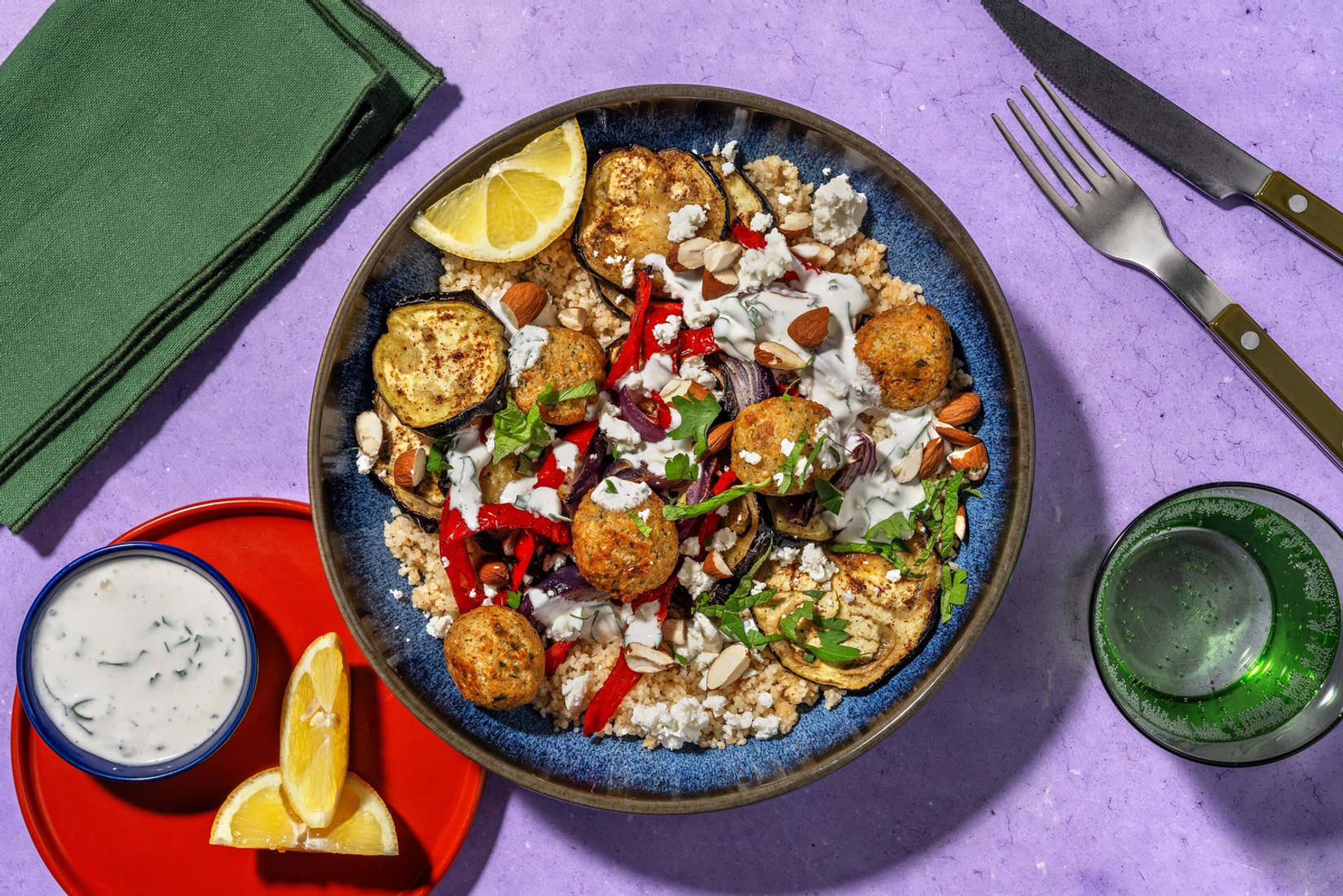 Falafel en geroosterde groenten met yoghurtsaus