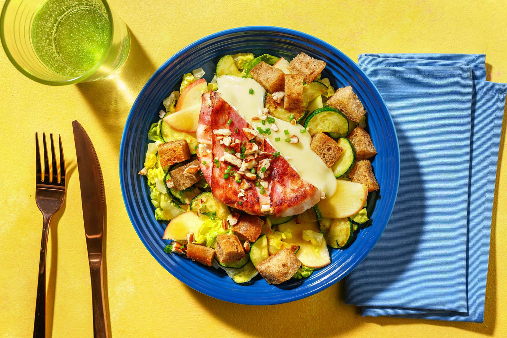 Maaltijdsalade met camembert in ontbijtspek